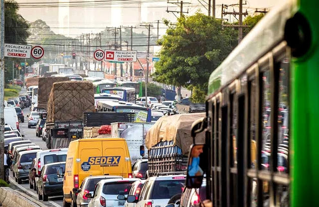 FLAGRANTES MOSTRAM MOTORISTAS DE CAMINHÃO DESCUMPRINDO RESTRIÇÃO