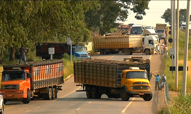 CAMINHONEIROS PROTESTAM CONTRA FALTA DE POLICIAMENTO EM RODOVIA DE GOIÁS