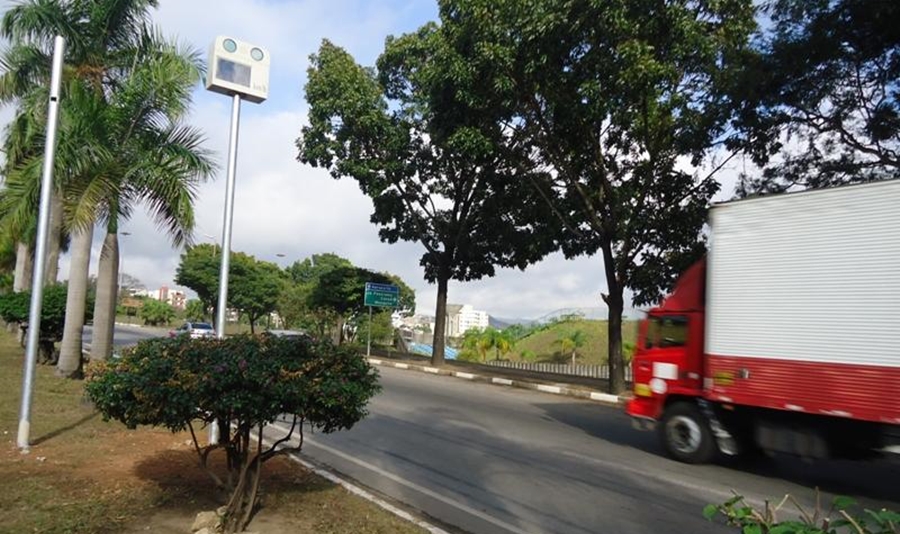 Caminhoneiro do ES grava vídeo de radar que marca velocidade errada