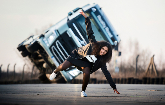 VÍDEO: Cantora pop Mapei testa vida na estrada a bordo de um Volvo FH em “Reality Road TV”