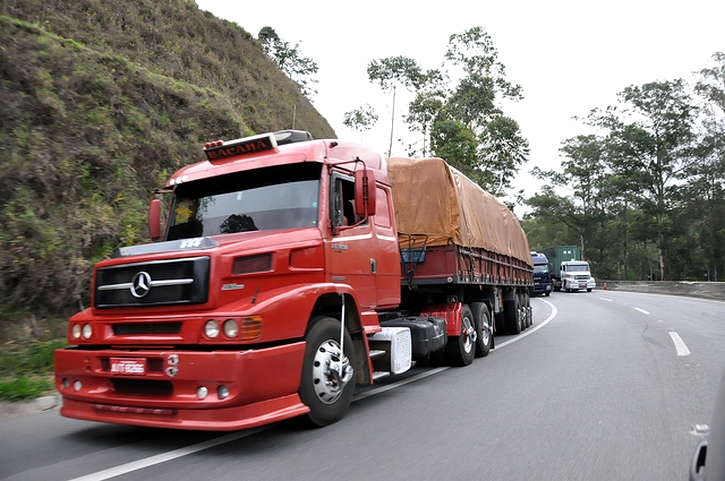 Exame toxicológico para caminhoneiro é adiado para 2016