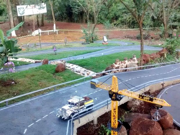 Suíço constrói 'miniatura' de caminhão com controle remoto