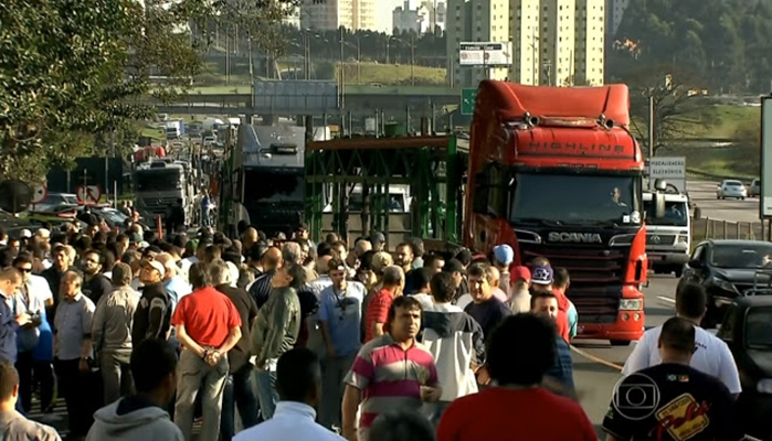 Começa greve dos cegonheiros