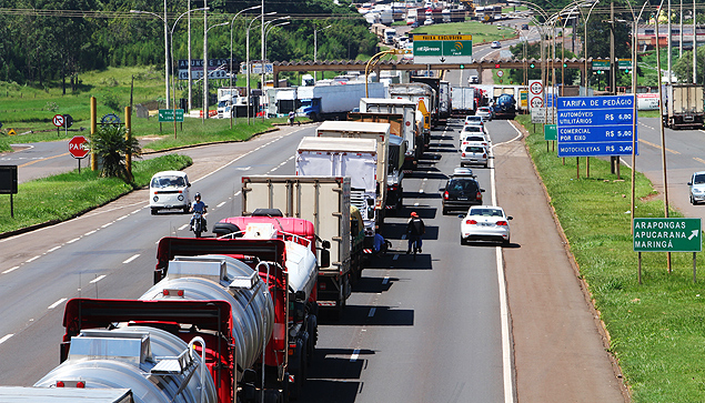 Transportadoras têm mais de 100 mil caminhões parados, diz pesquisa