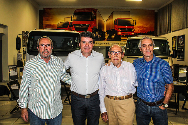 Irmãos Davoli  de Mogi-Mirim recebe  vice-presidente da  Mercedes-Benz