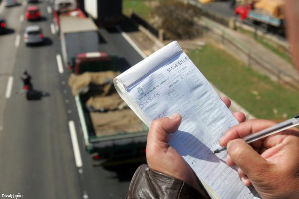 Motorista brasileiro pode ser multado de 454 formas diferentes no trânsito