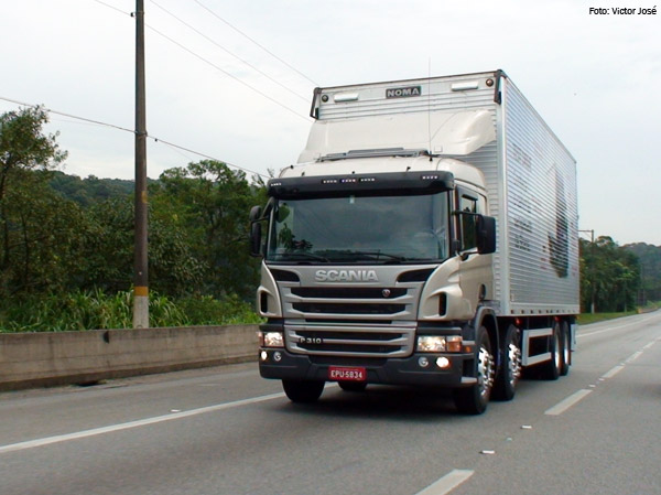 Caminhão 8×2 apresenta-se como alternativa econômica no transporte de cargas