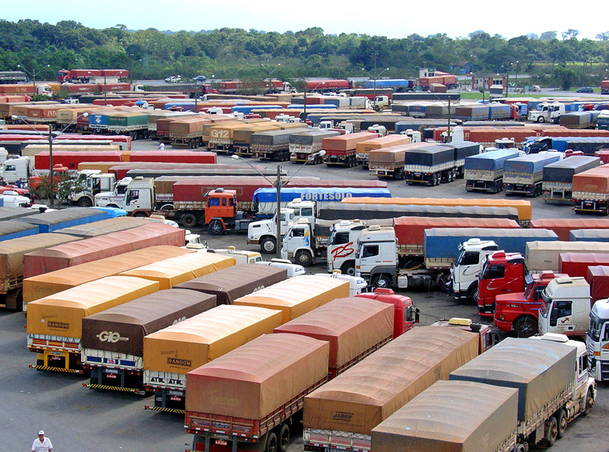 Alta do dólar aumenta movimento de caminhões em Paranaguá