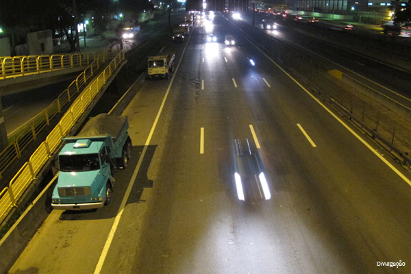 PRF alerta sobre o perigo de transitar ou estacionar no acostamento de rodovias