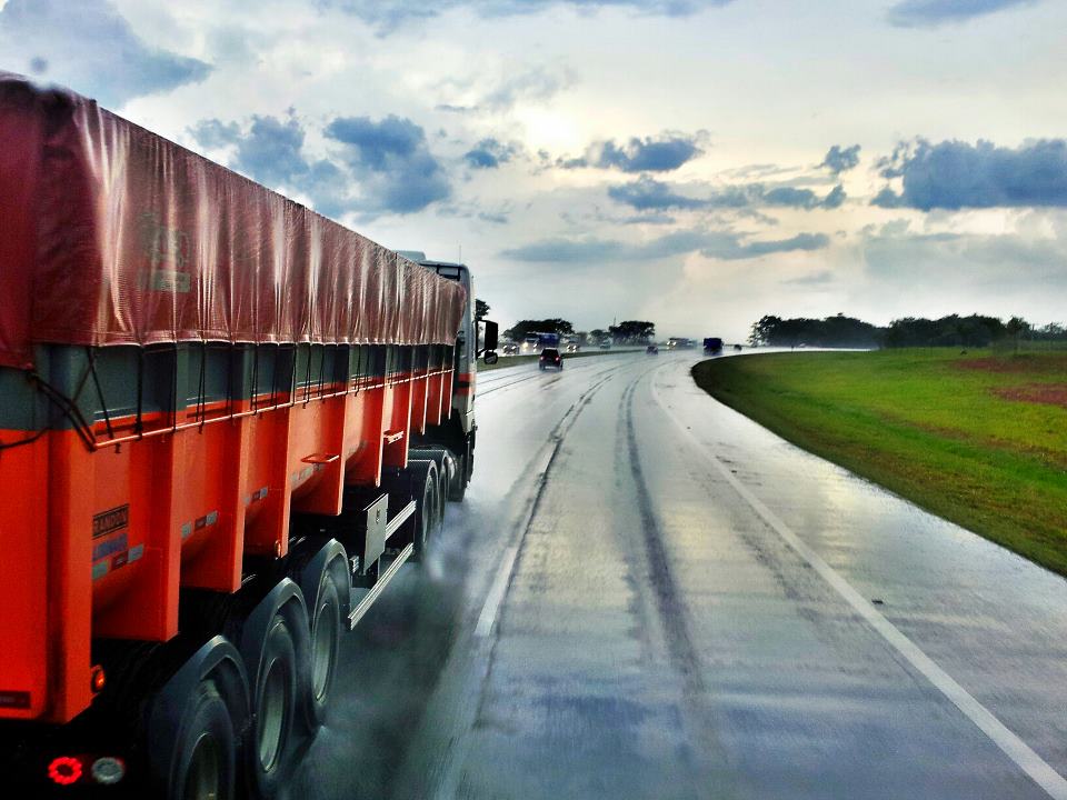 Licenciamento de caminhões com placas finais 1 e 2 termina dia 30 de setembro