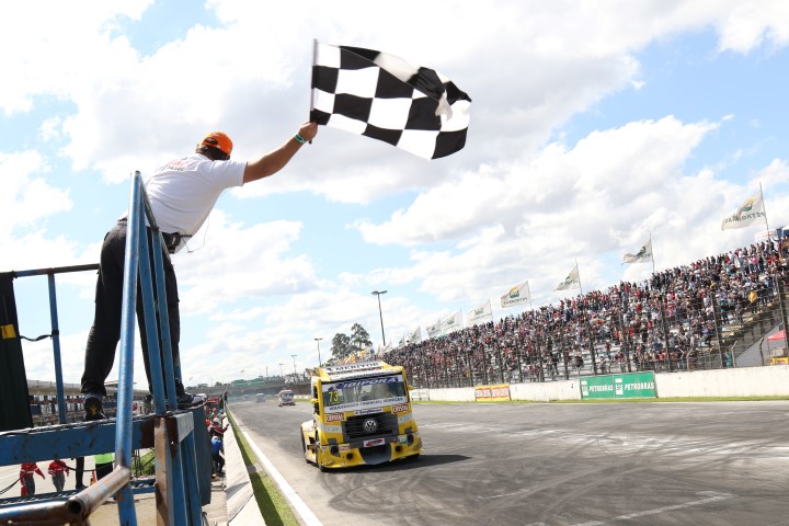 FÓRMULA TRUCK: LEANDRO TOTTI VENCE EM CURITIBA