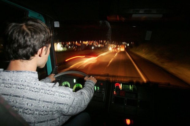Privação do sono aumenta riscos nas estradas, alerta médico da UFSCar