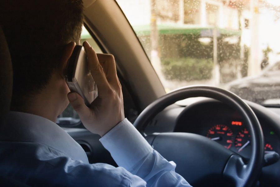 Multas diárias por uso de celular ao volante chegam a 92 em São Paulo