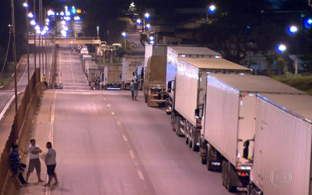 Protesto de caminhoneiros bloqueia rodovias pelo país