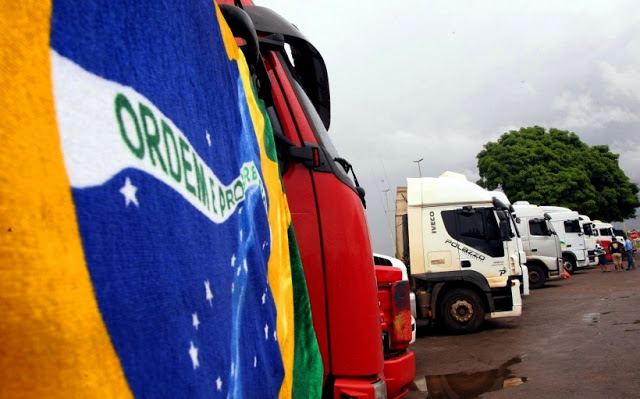 Caminhoneiros travam Marginal Tietê em protesto