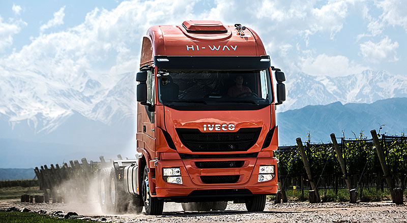 IVECO Hi-Way na pista durante a Feira do Caminhoneiro 2017