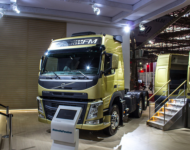 Volvo lança caminhão FH 6×4 com o revolucionário eixo suspensor