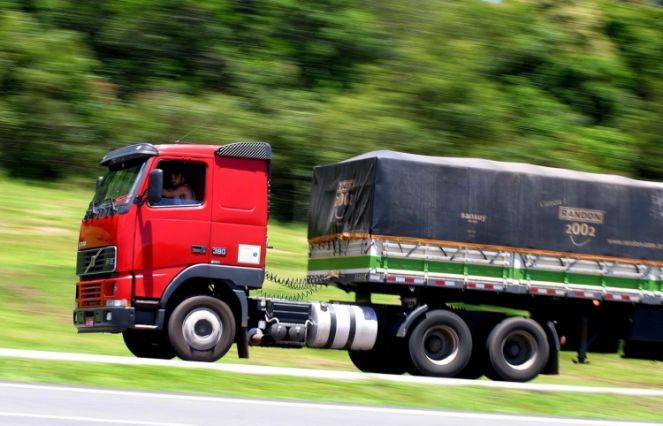 Caminhões ficam proibidos de rodar em rodovias nos feriados de 2016