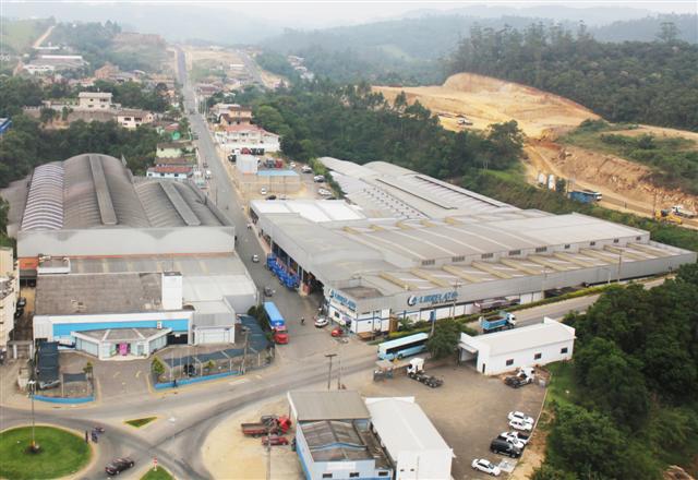 Chico da Boleia faz  visita à fábrica da  Librelato em Santa  Catarina