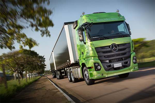 Caminhão Actros Mercedes-Benz é referência em segurança para o transporte de cargas