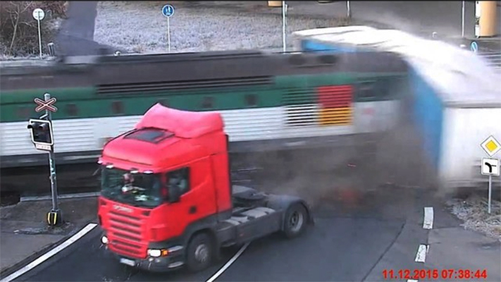 Vídeo – Motorista de caminhão escapa de acidente com trem que arrancou parte traseira do veículo