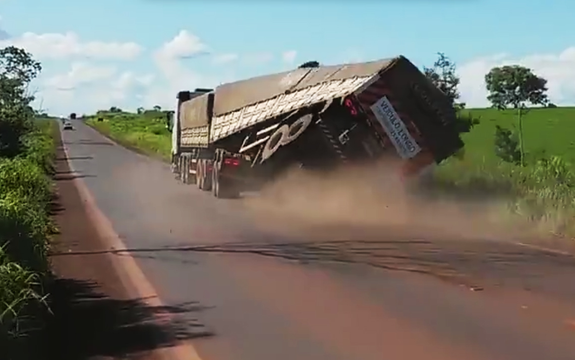 Carreta tomba ao tentar manobra conhecida como Quebrada de Asa