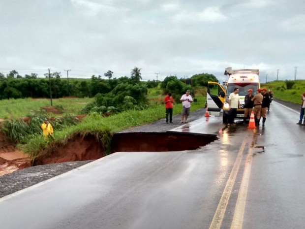 Seis dias após chuva, várias rodovias ainda estão fechadas no Paraná