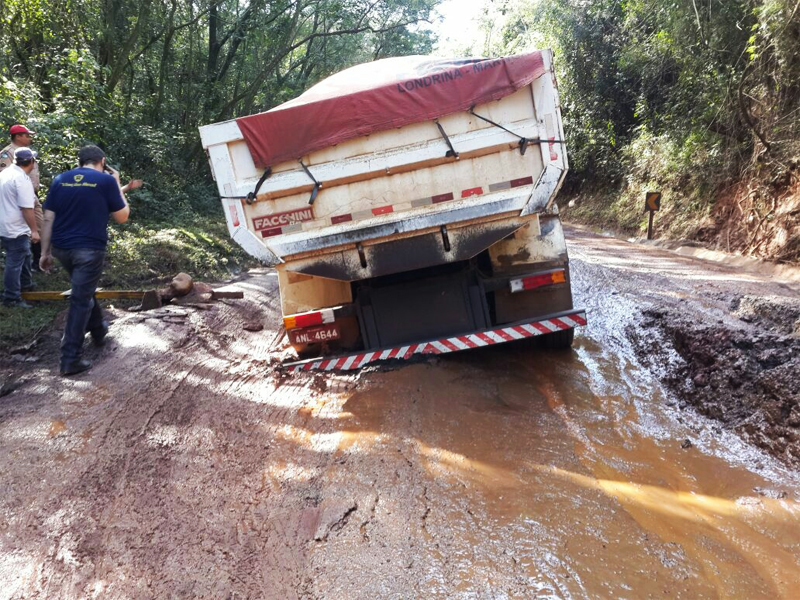 Condições de trecho da rodovia PR-082 preocupa caminhoneiros