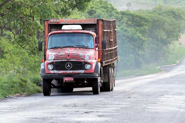 Caminhões em péssimas condições de manutenção provocam acidentes em todo o País