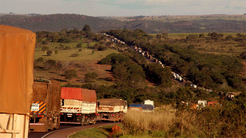 Documentário mostra a vida de caminhoneiros pelas estradas brasileiras