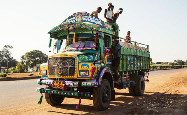 Pintados à mão, os caminhões indianos são obras de arte em movimento