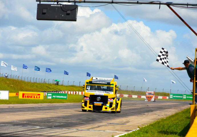 FELIPE GIAFFONE VENCE NA ABERTURA DA FÓRMULA TRUCK