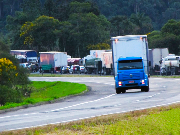 Senado aprova tornar obrigatório farol baixo ligado de dia em estrada