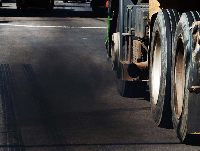 Fumaça preta emitida por veículos é sinal de alerta aos motoristas