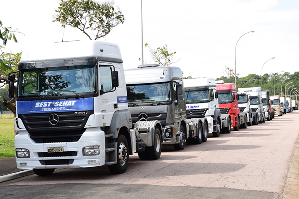 Mercedes-Benz entrega oito caminhões extrapesados ao  SEST/SENAT para treinamento de motoristas