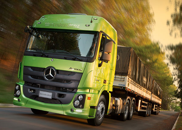 Mercedes-Benz realiza test-drive do novo Actros  com caminhoneiros no Posto Sakamoto