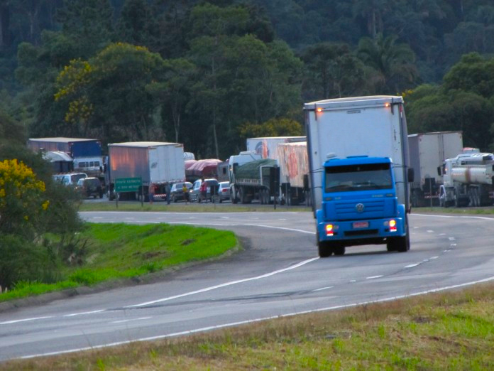 Lei que torna farol baixo obrigatório entra em vigor nesta semana