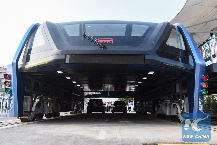 China constrói e testa ônibus que passa por cima dos carros; veja imagens