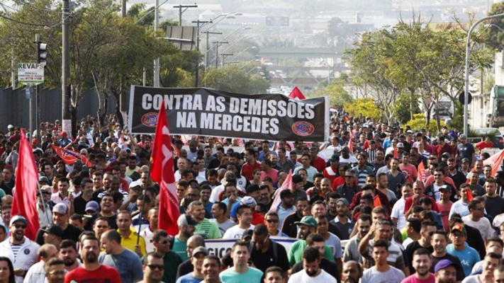 Metalúrgicos da Mercedes-Benz protestam contra demissões no ABC