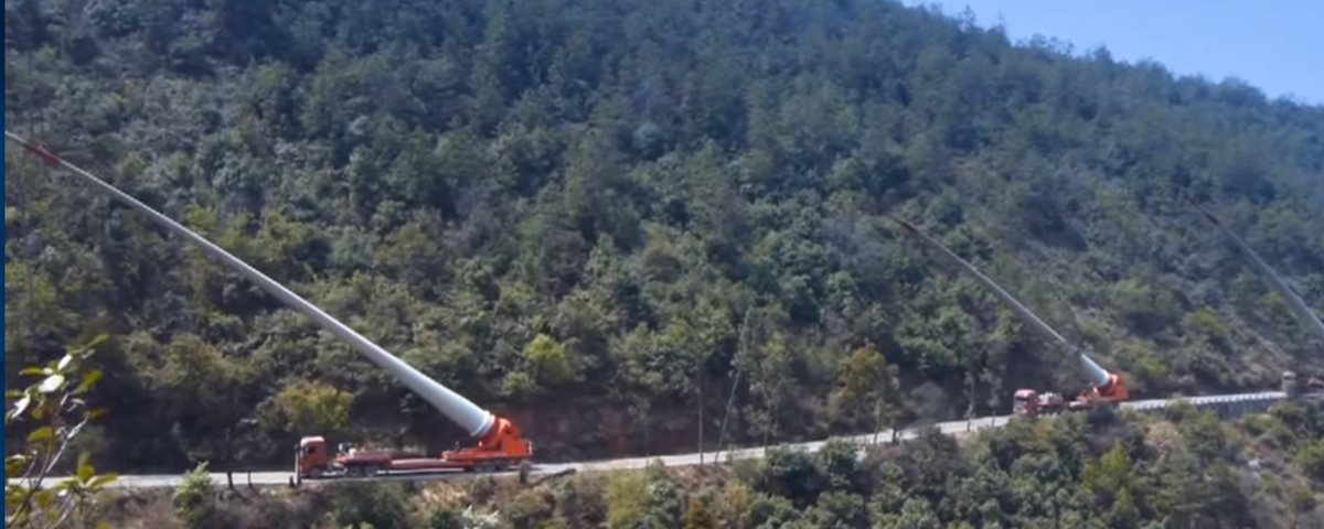 Ver esses caminhões carregando pás de turbinas eólicas é fenomenal