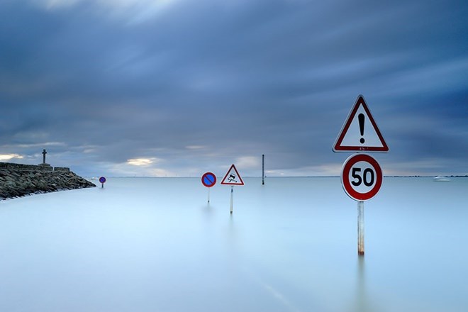 Esta estrada na França é engolida pelas águas do mar todos os dias