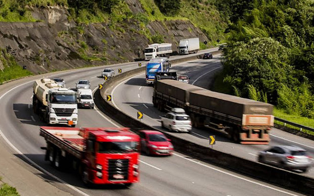 Cai número de pedidos de renovação de carteira de motorista de caminhão