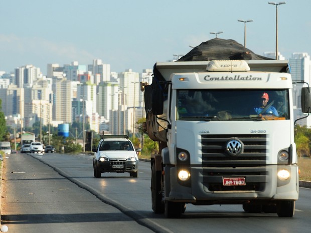 Justiça libera aplicação de multas por farol desligado em rodovia sinalizada