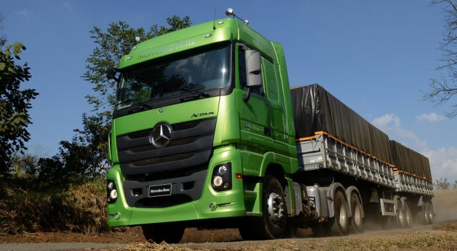 Mercedes-Benz Actros é eleito o melhor caminhão extrapesado de 2016