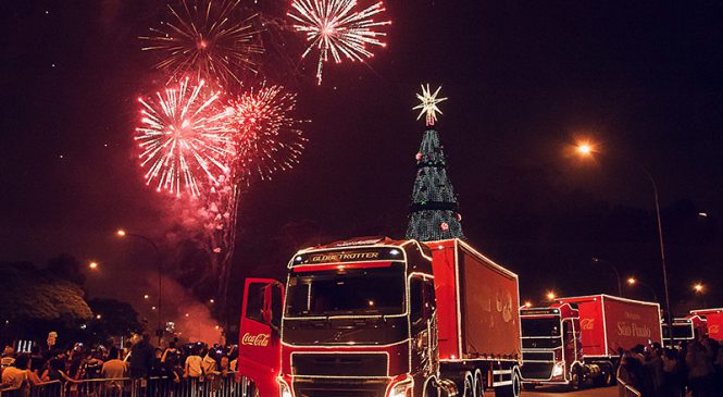 Papai Noel a bordo de caminhões Volvo