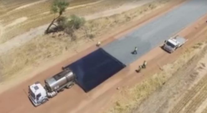 Trecho de estrada de 4,9 km é feito em dois dias na Austrália