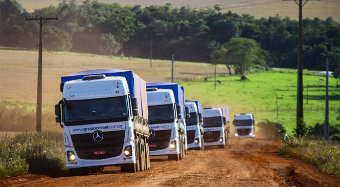 Mercedes-Benz participa da Agrishow com modelos de caminhões focados no agronegócio