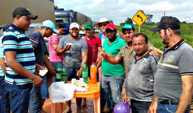 Com bolo, motoristas ‘comemoram’ aniversário de buraco em rodovia