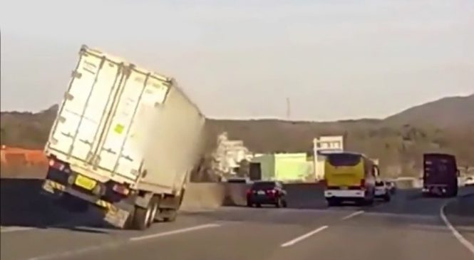 Caminhão fica sobre duas rodas em alta velocidade, mas motorista consegue controlar o veículo