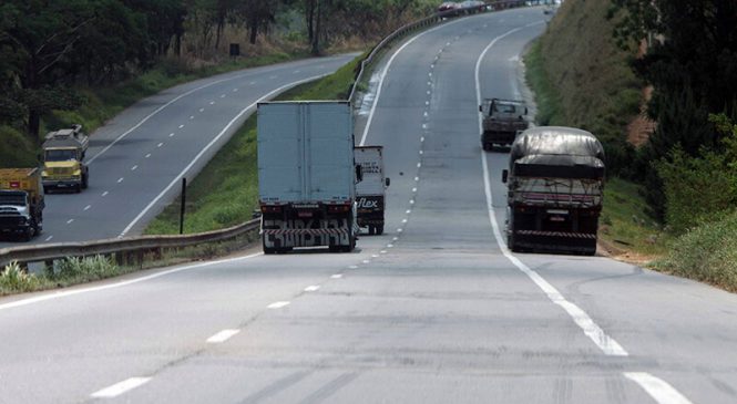 Comissão aprova regra sobre acostamento em rodovias federais